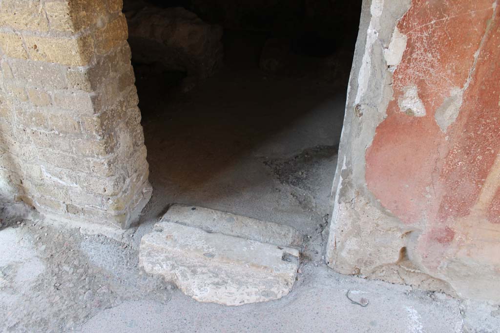 V.7 Herculaneum. March 2014. Looking north across doorway threshold through kitchen doorway.
Foto Annette Haug, ERC Grant 681269 DÉCOR.